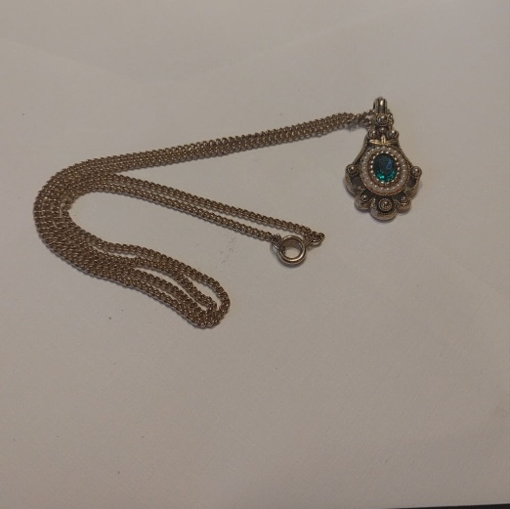 Avon Signed Vintage Gold Tone Art Decco Necklace Green Glass Stone Faux Pearls